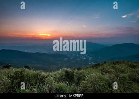 Montains Sonnenuntergang am Hong Kong Stockfoto