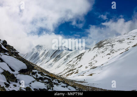 Snowy Mountains aero Foto Drone, Wolken Berge und das Tal. Stockfoto