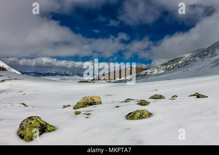 Snowy Mountains aero Foto Drone, Wolken Berge und das Tal. Stockfoto