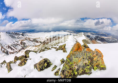 Snowy Mountains aero Foto Drone, Wolken Berge und das Tal. Stockfoto