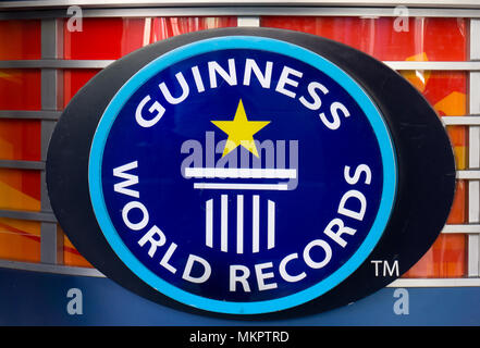 HOLLYWOOD, CA/USA - 18. APRIL 2015: Guinness Museum logo und Festzelt. Die Guinness Museum ist eine Attraktion auf dem Hollywood Walk of Fame. Stockfoto