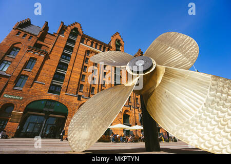 Hamburg, Deutschland - 17. Mai 2018: Die riesigen 4-Blade schiffsschraube vor dem Internationalen Maritimen Museum in der Hamburger Speicherstadt Bezirk Stockfoto