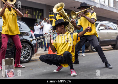 Johannesburg, Südafrika, April 29-2018: Straßenmusikanten spielen auf den Straßen. Brass Band in der Stadt. Stockfoto