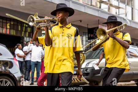 Johannesburg, Südafrika, April 29-2018: Straßenmusikanten spielen auf den Straßen. Brass Band in der Stadt. Stockfoto