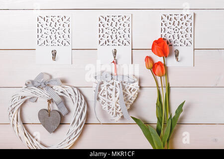 Festliche Blume rote Tulpen und handgefertigten Herz Zusammensetzung auf dem weißen Holz- Hintergrund. Kopieren Sie Platz. Geburtstag, Mutter, Valentines, Frauen, Hochzeit Stockfoto