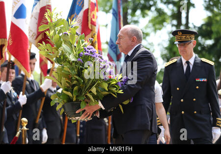 Der französische Innenminister Gerard Collomb placers Blumen an einem Kriegerdenkmal während VE Tag Gedenkfeiern in Park Tête d'Or, Lyon, Frankreich. Stockfoto