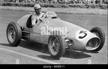 Italian Racing champion Alberto Ascari Gewinner des Britischen Grand Prix in seiner Scuderia Ferrari 1952 - zweimal Formel Eins Weltmeister - im Autodromo Nazionale Monza starb. - Synchronicity - er zufällig starb im selben Alter wie die seines Vaters, am gleichen Tag, s und in unheimlich ähnlich Umstände Stockfoto