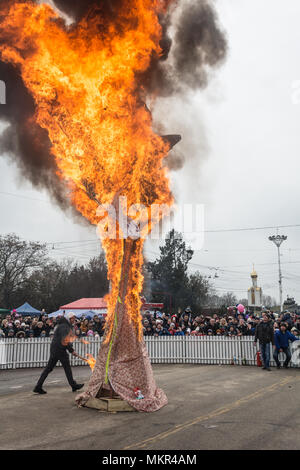 TIRASPOL, MOLDAU - 18. FEBRUAR 2018: Ritus der brennenden gefüllte Maslenitsa. Die slawische heidnisches Fest Maslenitsa (Fastnacht) - ein symbolisches Treffen der Stockfoto
