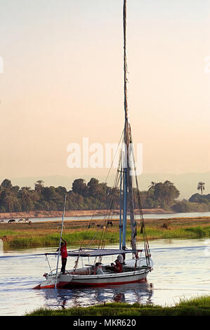 Nil, Ägypten - Oktober 16, 2011: Touristen Verkauf auf einer Feluke auf dem Nil Sonnenuntergang in Ägypten, Afrika Stockfoto