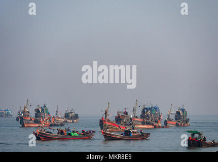 Fischereifahrzeuge vor Anker außerhalb Myeik, ehemals Mergui, die größte Stadt in der Region Tanintharyi von Myanmar. Stockfoto