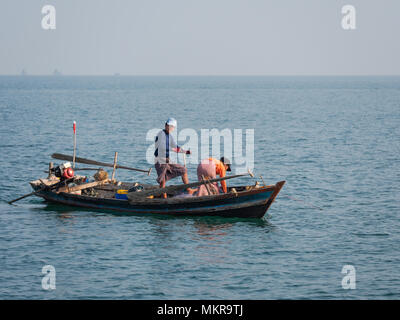 Kleine Fischereifahrzeuge mit einem Mann und einer Frau an Bord im Myeik Archipel, früher das Mergui Archipel, in der tanintharyi Region Myanmar. Stockfoto