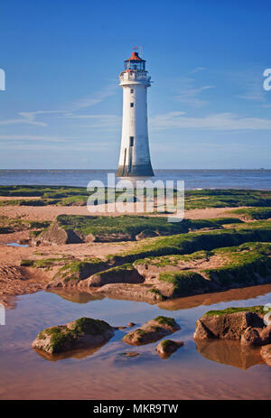 Barsch rock Lighthouse und New Brighton Beach in Hochformat Stockfoto