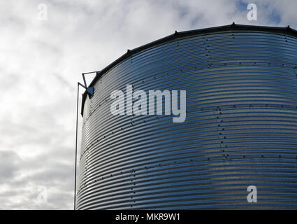 Bauernhof Silo an einem bewölkten Tag Stockfoto