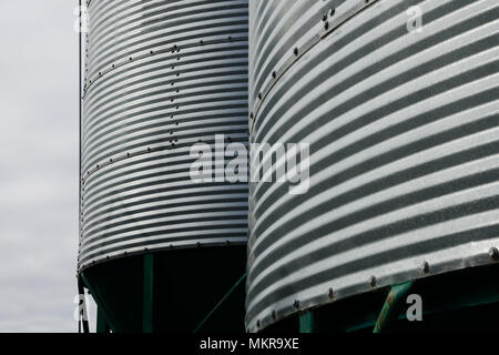 Industriellen Hintergrund der Bauernhof-Silos Stockfoto