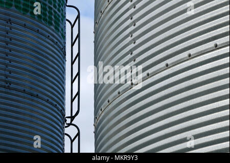 Industrielle Hintergrund der Farm Silos aus Wellblech gemacht Stockfoto