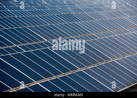 Nahaufnahme von einer Reihe von Solarzellen in einem offenen Feld mit mehreren Solarzellen, Calasparra, Murcia, Spanien Stockfoto