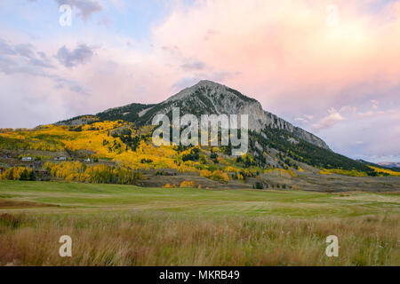 Sonnenuntergang Crested Butte - Herbst Sonnenuntergang am Mount Crested Butte, Crested Butte, Colorado, USA. Stockfoto