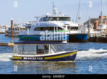 Ein Wassertaxi geht ein pendler Boot im Hafen von Boston, Massachusetts, USA Stockfoto