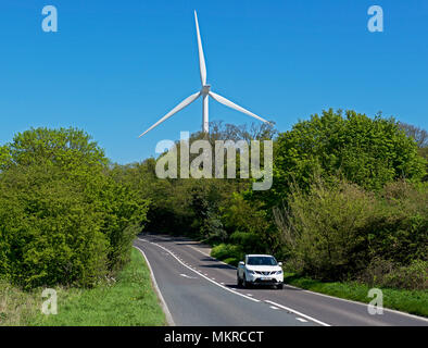 Straße und Windkraftanlage in der Nähe von Kessingland, Suffolk, England Großbritannien Stockfoto