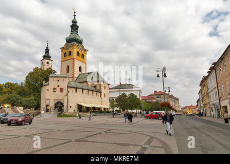 BANSKA BYSTRICA, SLOWAKEI - 29 September, 2017: die Menschen entlang der Stadt Burg und St. Maria Kirche in der Altstadt. Es ist eine Stadt in der Mittelslowakei loc Stockfoto