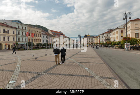 BANSKA BYSTRICA, SLOWAKEI - 29 September, 2017: die Menschen zu Fuß entlang der zentralen SNP Platz mit einem Brunnen in der Altstadt. Es ist eine Stadt in der Mittelslowakei locat Stockfoto