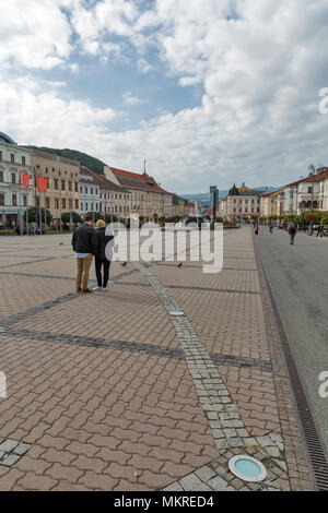 BANSKA BYSTRICA, SLOWAKEI - 29 September, 2017: die Menschen zu Fuß entlang der zentralen SNP Platz mit einem Brunnen in der Altstadt. Es ist eine Stadt in der Mittelslowakei locat Stockfoto