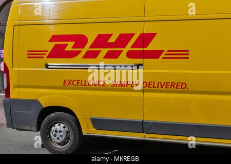 BANSKA BYSTRICA, SLOWAKEI - 29. SEPTEMBER 2017: DHL-Lieferwagen Nahaufnahme. DHL ist einer der Weltmarktführer in der Logistik Lieferung Industrie. Stockfoto