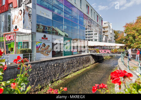 BANSKA BYSTRICA, SLOWAKEI - 29 September, 2017: die Menschen entlang der Business center OCA und Bystrica River. Es ist eine Stadt in der Mittelslowakei in entfernt Stockfoto