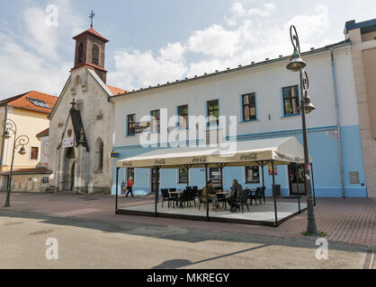 BANSKA BYSTRICA, SLOWAKEI - 29 September, 2017: die Menschen zu Fuß entlang der zentralen Dolna Strasse mit Kirche der Hl. Elisabeth. Es ist eine Stadt in der Mittelslowakei l Stockfoto