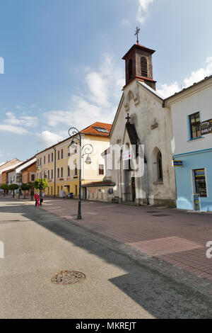 BANSKA BYSTRICA, SLOWAKEI - 29 September, 2017: die Menschen zu Fuß entlang der zentralen Dolna Strasse mit Kirche der Hl. Elisabeth. Es ist eine Stadt in der Mittelslowakei l Stockfoto