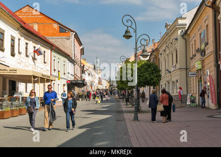 BANSKA BYSTRICA, SLOWAKEI - 29 September, 2017: die Menschen zu Fuß entlang der zentralen Dolna Straße in der Altstadt. Es ist eine Stadt im Zentrum der Slowakei im Tal Stockfoto