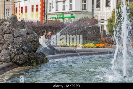 BANSKA BYSTRICA, SLOWAKEI - 29. SEPTEMBER 2017: Junge Frauen besuchen Sie Springbrunnen in SNP City Central Square. Es ist eine Stadt im Zentrum der Slowakei Stockfoto