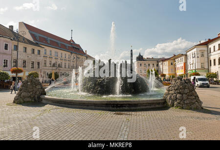 BANSKA BYSTRICA, SLOWAKEI - 29 September, 2017: die Menschen entlang der Springbrunnen in SNP City Central Square. Es ist eine Stadt im Zentrum der Slowakei Stockfoto