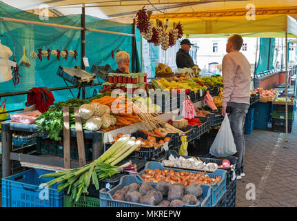 BANSKA BYSTRICA, SLOWAKEI - 29 September, 2017: die Menschen besuchen Sie Obst und Gemüse Markt im Stadtzentrum. Es ist eine Stadt in der Mittelslowakei locat Stockfoto