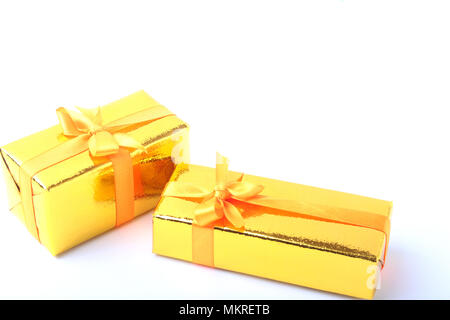 Geschenkboxen mit Bogen auf Holz Hintergrund. Stockfoto