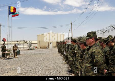 (6. Mai 2018) Flugplatz KANDAHAR, Afghanistan - Bulgarische Armee Soldaten stehen in der Ausbildung zu erhalten Preise, die während einer Feier der Saint George's Tag auf Kandahar Airfield, Afghanistan, 6. Mai, 6. Mai 2018. Saint George's Tag, auch als der Nationale Tag der Tapferkeit bekannt, ist eine offizielle bulgarische Urlaub, der seit der Gründung der bulgarischen Armee vor 140 Jahren gefeiert wurde. Einheiten, die mit der bulgarischen Armee sind ein Teil der NATO der entschlossenen Unterstützung Mission zu trainieren, Beraten und Unterstützen (taac Command-South-S). (NATO Foto mit dem Zug, Beraten und Unterstützen öffentliche Command-South Af freigegeben Stockfoto