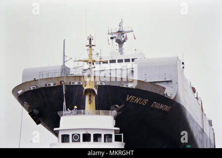 Bulk-Auto trägt Schiff Venus Diamond verlassen Newport Docks Frühjahr 1992. Wales, Großbritannien. Begleitet von einem Schlepper, walisischer Küstenhafen Stockfoto