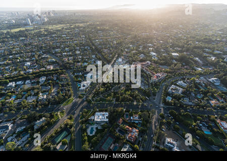 Beverly Hills, Kalifornien, USA - 18. April 2017: Nachmittag Luftaufnahme von Kreuzungen in der Nähe von Will Rogers Memorial Park und das Beverly Hills Hotel. Stockfoto