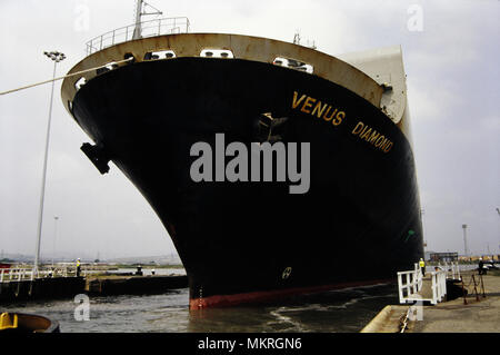 Bulk-Auto trägt Schiff Venus Diamond verlassen Newport Docks Frühjahr 1992. Wales, Großbritannien. Walisischer Küstenhafen, British Coast Docks Stockfoto