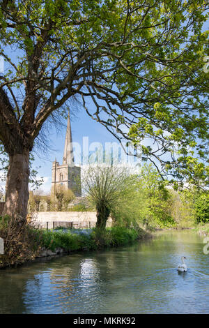 Burford Kirche und den Fluss Windrush in der Frühlingssonne. Burford, Cotswolds, Oxfordshire, England Stockfoto