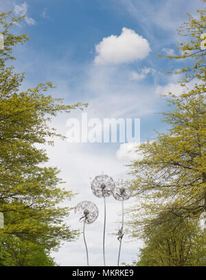 Löwenzahn kabel Skulpturen und Frühling baum laub an RHS Wisley Gardens, Surrey, England Stockfoto