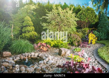 Kreative Garten voll von bunten Pflanzen. Gartenarbeit Thema. Stockfoto