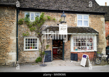 Lacock Bäckerei in einem alten Haus aus Stein des Dorfes wiltshire England Großbritannien Stockfoto