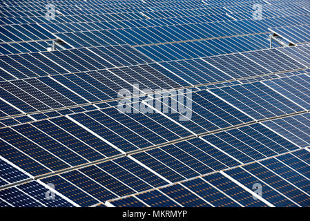 Nahaufnahme von einer Reihe von Solarzellen in einem offenen Feld mit mehreren Solarzellen, Calasparra, Murcia, Spanien