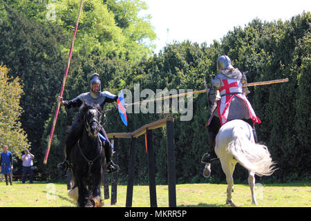 Berkeley, England - Mai 6, 2018: Medieval Jousting zeigen in Berkeley Castle. Die Geschichte innerhalb des Berkeley Castle Wände gespielt machen es zu einem der m Stockfoto