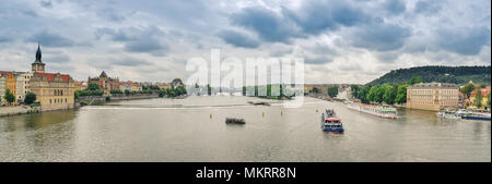Prag/Tschechische Republik - 08.09.2016: Blick auf die Moldau von der Karlsbrücke entfernt. Fähren auf dem Fluss, dunkle Wolken am Himmel. Stockfoto