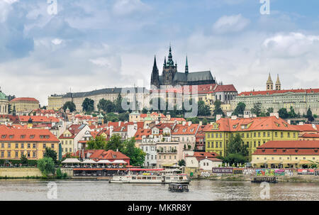 Prag/Tschechische Republik - 08.09.2016: Blick auf die Altstadt von Prag über den Fluss. Rote Dächer, historische Architektur. Stockfoto