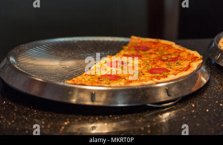 Dünne Pizza mit Käse frisch in eine Pizzeria auf einer Metallpalette closeup gekocht, Slowakei Stockfoto