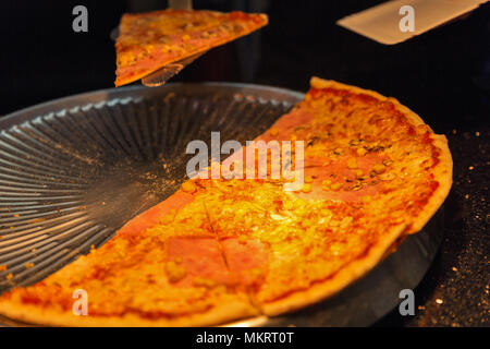 Dünne Pizza mit Käse frisch in eine Pizzeria auf einer Metallpalette closeup gekocht, Slowakei Stockfoto