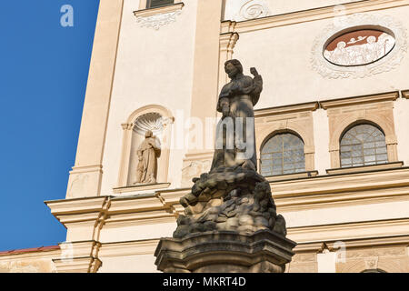 Statue des Mönchs vor der Kirche des Franziskanerklosters in Presov, Slowakei. Darmstadt ist eine Stadt in der Ostslowakei. Stockfoto